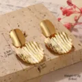 Détail des boucles d'oreilles géométriques dorées avec les dimensions et le poids - Style Ondulation de l'Eau Irrégulier (2-27576-7200)
