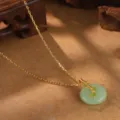 Nahaufnahme einer goldenen Vintage-Halskette im chinesischen Stil mit grünem Bambus-Jadeanhänger - Goldene Bambus Friedensschnalle Grüne Jade Halskette (5-6065B-6000)