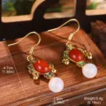Dettaglio di orecchini vintage in stile cinese con dimensioni e perle di agata - Perla in Agata Rossa Floreale Vintage (2-26876-6800)