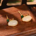 Dettaglio di orecchini vintage in stile cinese con finta giada bianca e agata verde. - Perlina Verde Ovale Bianco Latte (2-26878-5000)