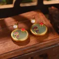 Dettaglio di eleganti orecchini in stile cinese con giada, perla e decoro in smalto - Smalto Finta Giada Verde Chiaro (2-26888B-7200)