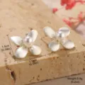 Boucles d'oreilles fleurs en argent brossé avec détail de perle blanche centrale - Style Fleur Brossée avec Perle Artificielle (2-A27648A-4100)