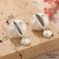 Boucles d'oreilles géométriques irrégulières en argent mat avec un design sphérique unique - Style Boule Géométrique Rainurée (2-A27650A-5000)