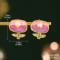 Vue macro de boucles d'oreilles fleurs en émail avec perle et dimensions de l'objet - Dégradé Rose Violet