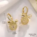 Makroansicht goldener Schleifenohrringe mit hohler Rosenkugel und Kristalleinlage sowie Maßen - Schleife Hohl Rosenkugel (2-18679-4800)