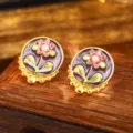 Gros plan sur des boucles d'oreilles fleurs vintage avec perles naturelles et émail - Style Fleur Violette Perle (E4-21834A-6500) / 1 Paire