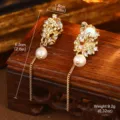 Vue détaillée des boucles d'oreilles fleurs et perles avec dimensions et poids - Style Grappe de Fleurs à Gland (2-21860-4900) / Or