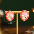 Vue détaillée des boucles d'oreilles fleurs en émail avec dimensions et poids précis. - Dégradé Rouge Corail-Rose