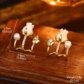 Gros plan de boucles d'oreilles fleurs en perles avec dimensions de 1,7 cm et poids - Style Perle Tulipe (2-21881-5500) / Or