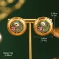 Gros plan détaillé montrant les boucles d'oreilles fleuries style Monet avec perles - Style Fleur Rose Vert Vintage Bordure Or (E4-21842-6800) / 1 Paire