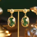 Détail de boucles d'oreilles vintage en émail avec pierre verte et libellule - Vert Foncé avec Or