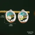 Vue macro détaillée de boucles d'oreilles en perles d'émail avec dimensions et poids précis - Peinture à l'Huile Bleu Vert