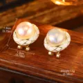 Elegante S925 Silber Perlenohrringe mit weißem Emaille Karomuster Details - Regenbogenperlen-Emaille-Clip-Stil (E4-18489-4000)