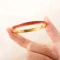 Detailansicht eines rot-blauen Emaille-Armreifs aus vergoldetem Edelstahl - Rotes Karo (sz819) / Gold