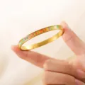 Nahaufnahme des aufwendigen, bunten Emaille-Musters auf einem goldenen Edelstahlreif - Mehrfarbig Bemalt (sz821) / Gold