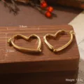 Élégantes créoles dorées en forme de cœur avec spécifications de taille et de poids - Boucles d'Oreilles Cœur Ajouré Géométrique (2-19900-5500)