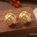 Boucles d'oreilles sphériques ajourées dorées vintage avec perle blanche, 2,0 cm - Boucles d'Oreilles Perle Boule Géométrique (2-22143A-5500)