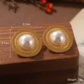 Boucles d'oreilles vintage dorées avec perle centrale, diamètre 3,1 cm, chic - Puces d'Oreilles Perle Doré Mat Brossé (E1-28683G-6000)