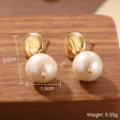 Élégantes boucles d'oreilles géométriques dorées avec grandes perles sur bois. - Boucles d'Oreilles Perle Texture Martelée (E4-18070-4850)