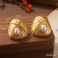 Boucles d'oreilles vintage en métal doré martelé avec une incrustation de perle - Style Perle Artificielle Géométrique Triangle (E4-19045-5800)