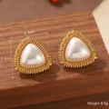 Élégantes boucles d'oreilles triangulaires en perles vintage avec bords dorés, 2,3 cm. - Style Perle Artificielle Triangle Rainuré (E4-19297-5000)