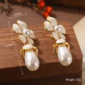 Boucles d'oreilles fleur blanche élégantes avec perle goutte sur un support bois vintage - Style Perle Artificielle Goutte Fleur Émail Blanc (E4-19605B-6800)