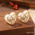 Boucles d'oreilles cœur vintage avec centre en perle, vue variante SKU dorée. - Style Perle Artificielle Cœur Texture Ondulée (E4-19733B-5800)