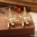 Élégantes boucles d'oreilles fleurs blanches avec perles, bords dorés et aiguilles 925 - Style Perle Artificielle Pétale Superposé (E4-19799A-6800)