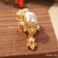 Boucles d'oreilles dorées vintage avec grande perle et motif feuille creuse, 4x2cm. - Boucles d'oreilles pendantes vintage en perle baroque et feuilles (E4-20423-BRA-4800)