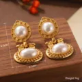 Élégantes boucles d'oreilles vintage dorées avec cabochons de perles sur bois. - Boucles d'oreilles perles en relief médiéval vintage (E4-20490B-6500)