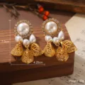 Élégantes boucles d'oreilles vintage avec perles blanches, pendentifs dorés et strass. - Boucles d'oreilles vintage français avec strass et perles (E4-19250A-11000)