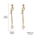 Élégantes boucles d'oreilles pendantes en or avec perles blanches, tige en argent 925. - Longues boucles d'oreilles pendantes en perles baroques (2-30388-5500)