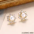 Élégantes boucles d'oreilles perles plaquées or avec un design halo de cristaux. - Style Fleur Hexagramme avec Strass et Perle (2-22594C-4800)