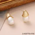 Boucles d'oreilles perles baroques élégantes avec capuchons dorés et tiges en argent 925. - Style Perle Artificielle Baroque avec Calotte Dorée Brossée (2-A30776-4700)