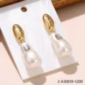 Élégantes boucles d'oreilles pendantes dorées avec perles baroques et petits cristaux - Boucles d'Oreilles Goutte Vintage Perle et Strass (2-A30839-5200)