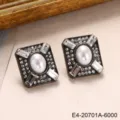 Boucles d'oreilles carrées vintage en perles et cristaux avec finition or antique - Style Carré Géométrique avec Perle et Strass (E4-20701A-6000)