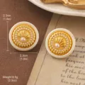 Vintage style round gold stud earrings with shell motif and pearls, 2.3cm diameter - Shell Pattern Pearl Round Frame Style (E4-21744-3900)