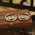 Détail montrant les dimensions des créoles fleur en émail sur un support en bois - 新中式淡蓝白双生花弧形款 / 2.4x2.7cm