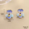 Close-up of enamel flower earrings showing 1.27cm height and 1.8g weight detail - 一对装(1.27cmx1.1cm)