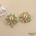 Detailansicht der Vintage-Emaille-Blumenohrringe im Hofstil mit Perlen und Maßangaben - Rosa Blumige Große Künstliche Perle Ohrringe (E4-19443G-7500)