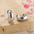 Dettaglio ravvicinato di orecchini a fagiolo in argento con dimensioni e peso di 5,6g - Stile Orecchino a Lobo Geometrico C Spesso Argento (2-27277A-5800)