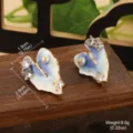 Vue détaillée de boucles d'oreilles en émail aile de papillon avec perles et dimensions - 蓝白渐变蝴蝶护翼人造珍珠水钻款 / 2.9x1.9cm