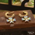 Détail des boucles d'oreilles fleur en émail style peinture à l'huile avec dimensions - 蓝绿渐变花朵密镶水钻耳圈款 / 3.6x1.65cm