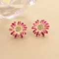 Macro view of enamel flower stud earrings featuring pink gradient petals and gold center - 一对装(ai-直径2.0cm)
