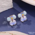 Gros plan de boucles d'oreilles fleur en émail avec dimensions et poids 2,0g. - Style Fleur Dégradé Bleu Violet (2-27039A-4500)