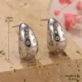 Primo piano di orecchini a lobo a goccia argento con dettagli in zirconia e dimensioni - Stile a Goccia con Strass Incastonati (2-27321A-5200) / 1.8x0.9cm / Argento