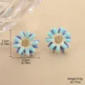 Close-up detail view of gradient blue enamel flower stud earrings with size annotations - 一对装(2.0cmx2.0cm)