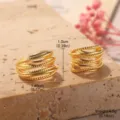 Vista dettagliata di ear cuff geometrici dorati a più strati con misure del prodotto - Stile Ear Cuff a Linee Geometriche Multistrato (2-27328-4500) / 1.0x1.45cm / Oro