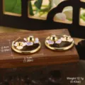 Vue détaillée des boucles d'oreilles fleurs en émail style peinture, 2,7 cm x 2,4 cm. - 紫粉花朵圆环几何复古款 / 2.7x2.4cm