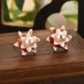 Gros plan de boucles d'oreilles fleurs en émail avec perles sur bois - 粉白暗红多层立体花朵人造珍珠款